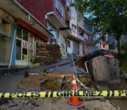 Kocaeli’de istinat duvarı çöktü: 5 katlı bina tahliye edildi