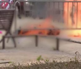 Trump’ın duruşmasının yapıldığı mahkemenin önünde bir kişi kendini ateşe verdi
